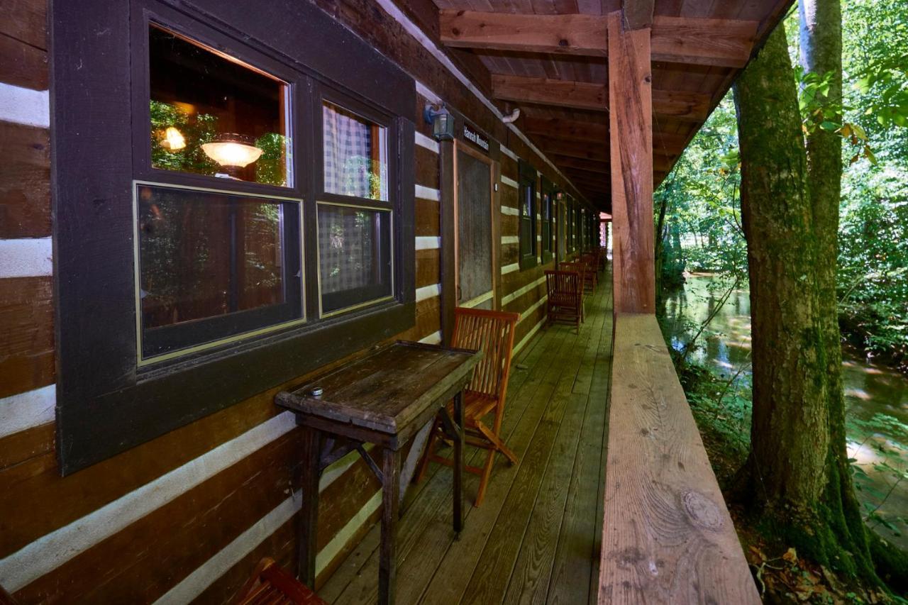 Creekwalk Inn Bed And Breakfast With Cabins Cosby Экстерьер фото