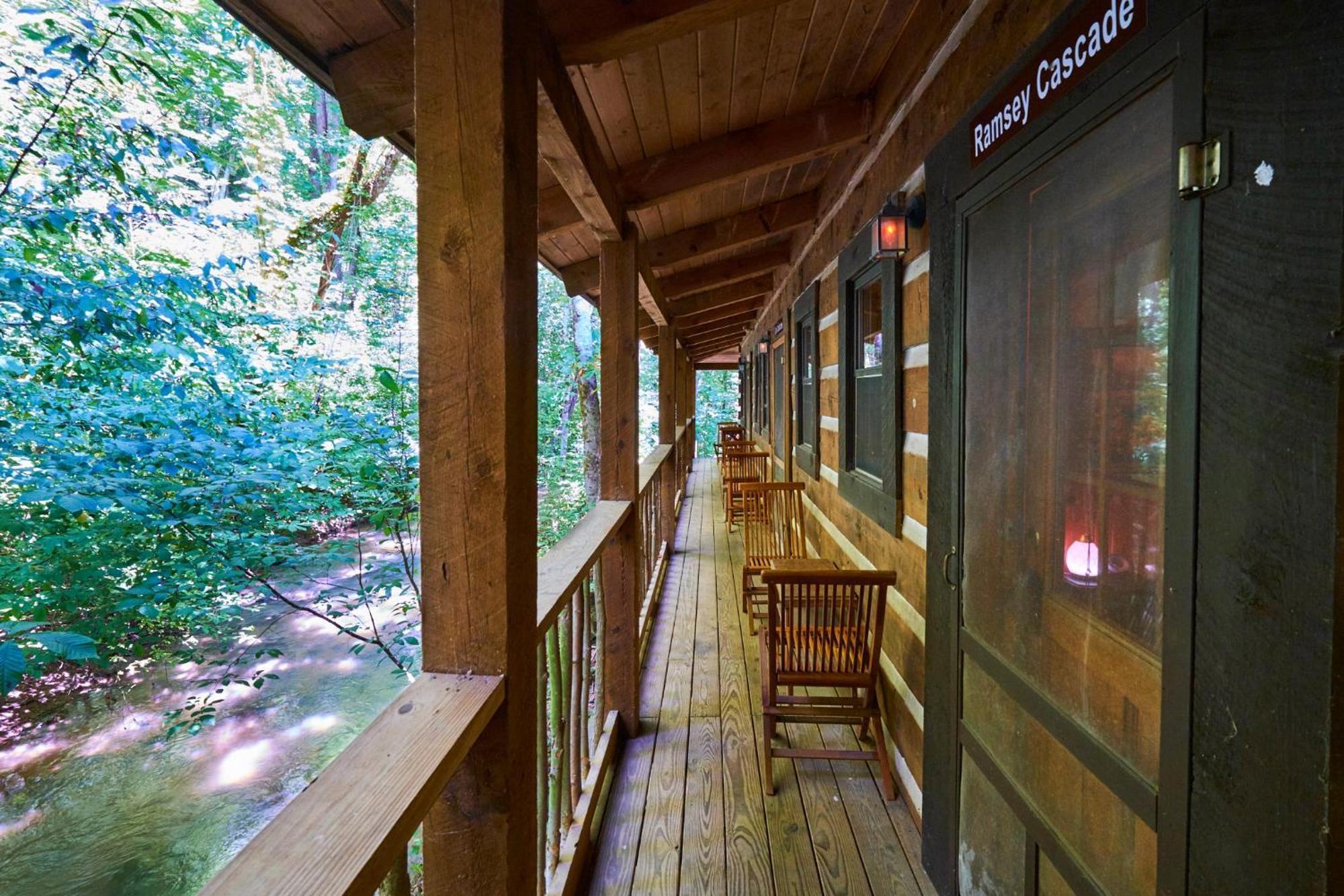 Creekwalk Inn Bed And Breakfast With Cabins Cosby Экстерьер фото