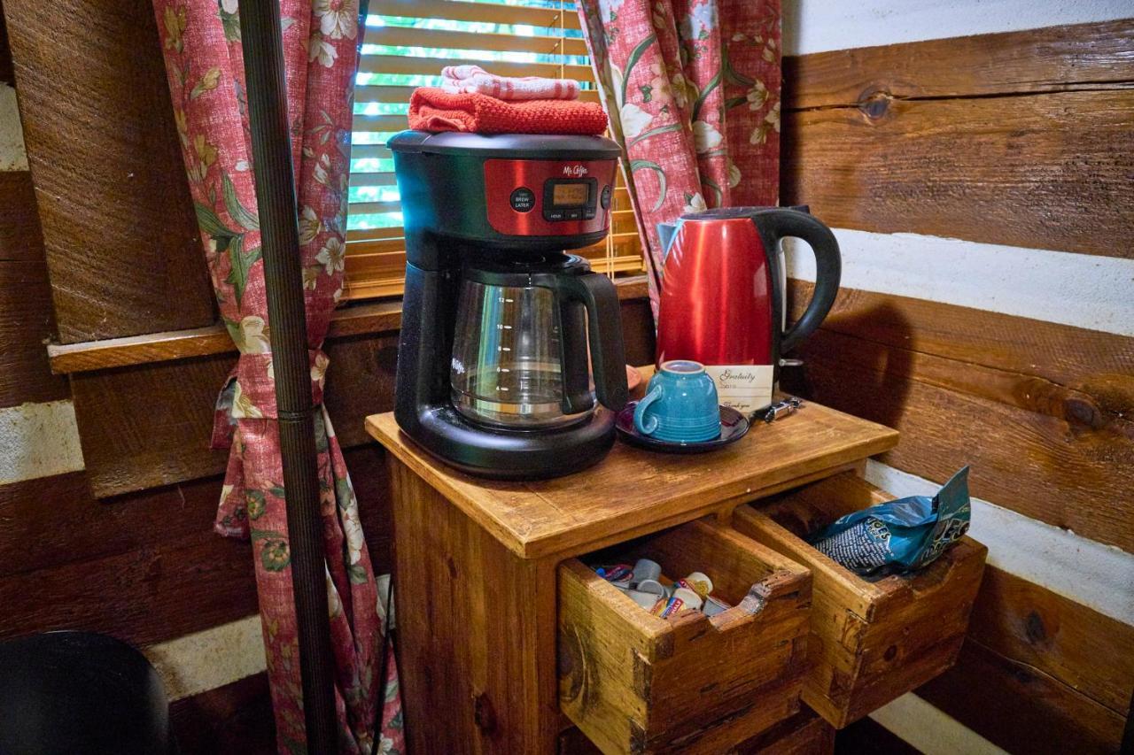 Creekwalk Inn Bed And Breakfast With Cabins Cosby Экстерьер фото