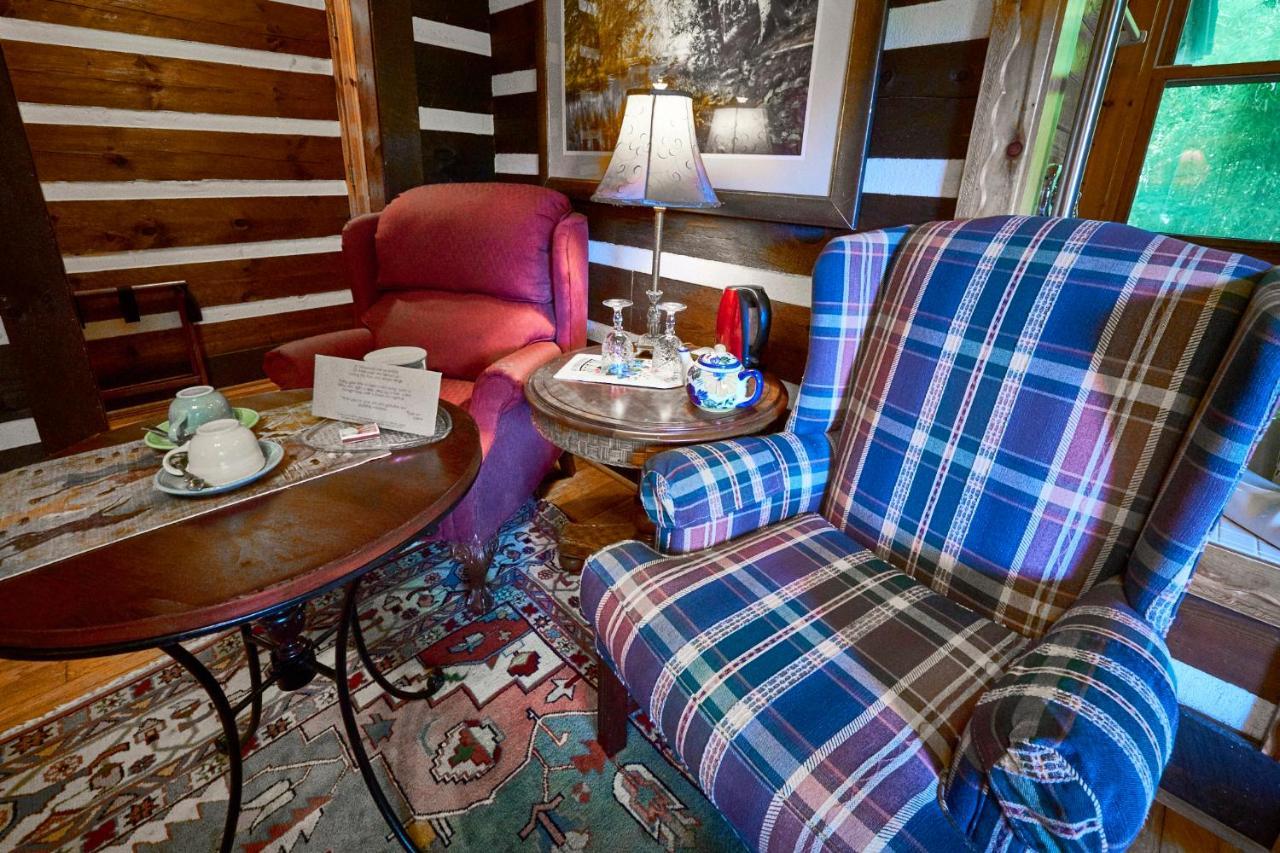 Creekwalk Inn Bed And Breakfast With Cabins Cosby Экстерьер фото