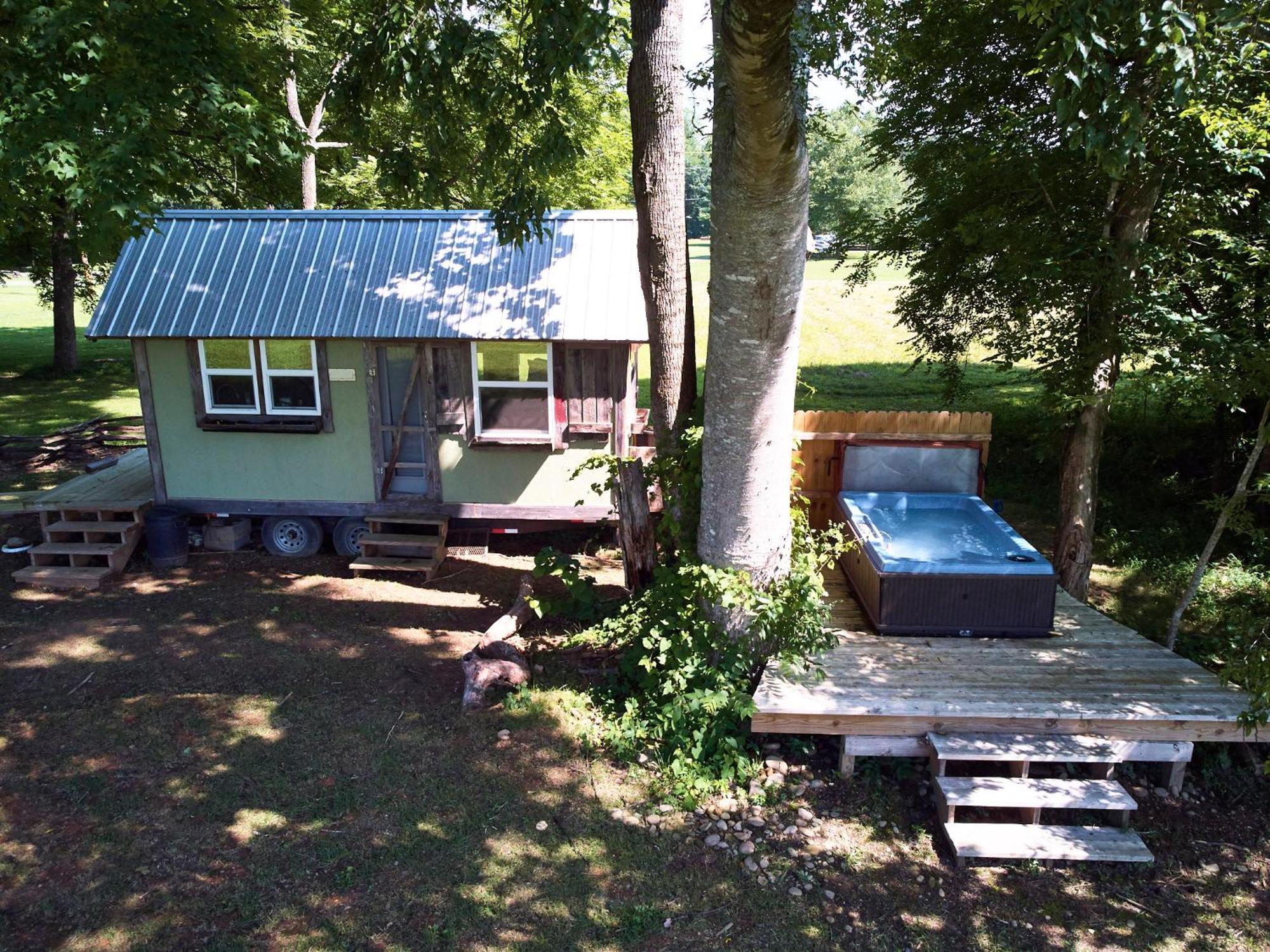 Creekwalk Inn Bed And Breakfast With Cabins Cosby Экстерьер фото